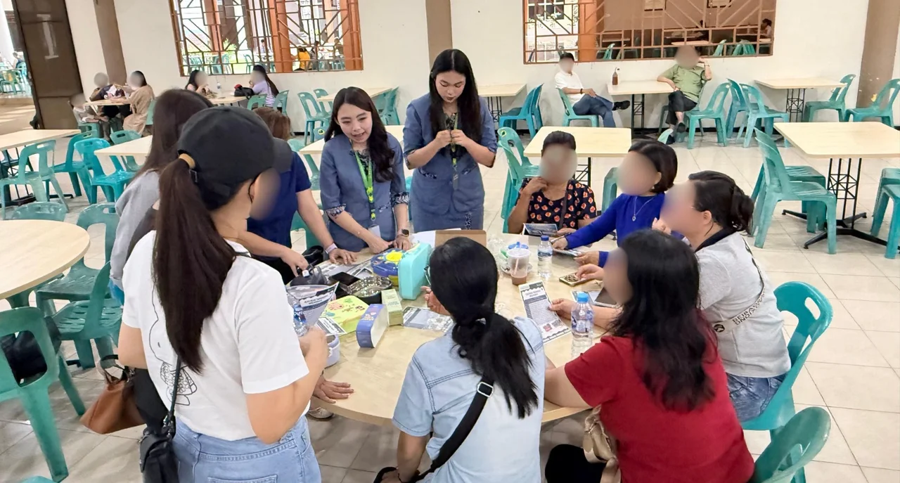Foto :&nbsp;Karyawan BPR Dana Nagoya sedang memberikan penjelasan kepada orang tua murid. 